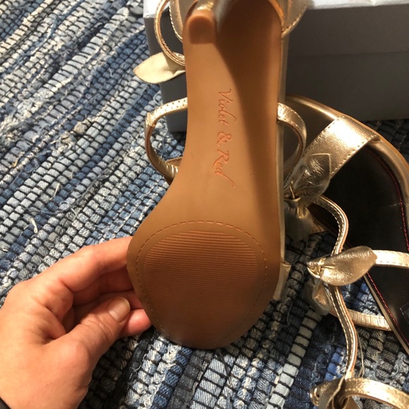 Beautiful bow front gold heals - Picture 5 of 8